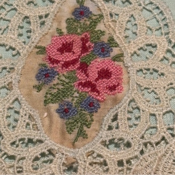 LADIES HANKIE/ Doily EMBROIDERY FLOWERS AND CROCHET Vtg Granny - Picture 6 of 11